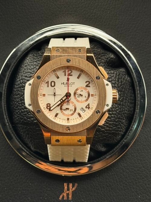 Hublot — cronógrafo con esfera blanca, caja oro rosa y correa de caucho blanca