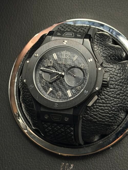 Hublot — cronógrafo todo negro con esfera texturizada y correa de caucho negra