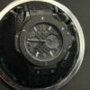 Hublot — cronógrafo todo negro con esfera texturizada y correa de caucho negra