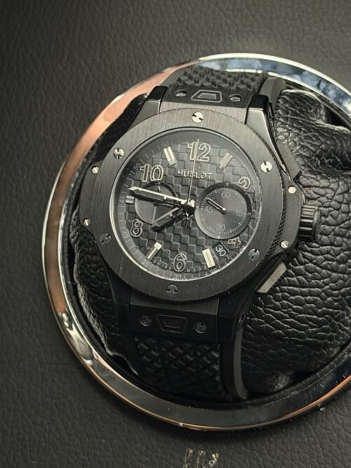 Hublot — cronógrafo todo negro con esfera texturizada y correa de caucho negra