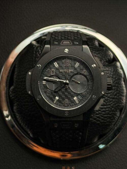 Hublot — cronógrafo todo negro con esfera texturizada y correa de caucho negra