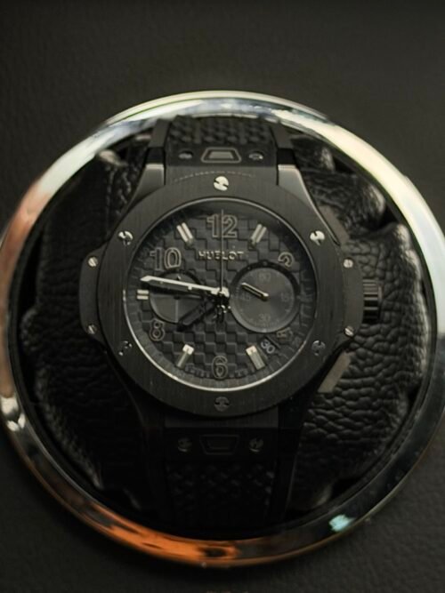 Hublot — cronógrafo todo negro con esfera texturizada y correa de caucho negra