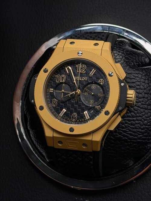 Hublot — cronógrafo con esfera negra texturizada, caja dorada mate y correa de caucho negra