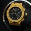 Hublot — cronógrafo con esfera negra texturizada, caja dorada mate y correa de caucho negra