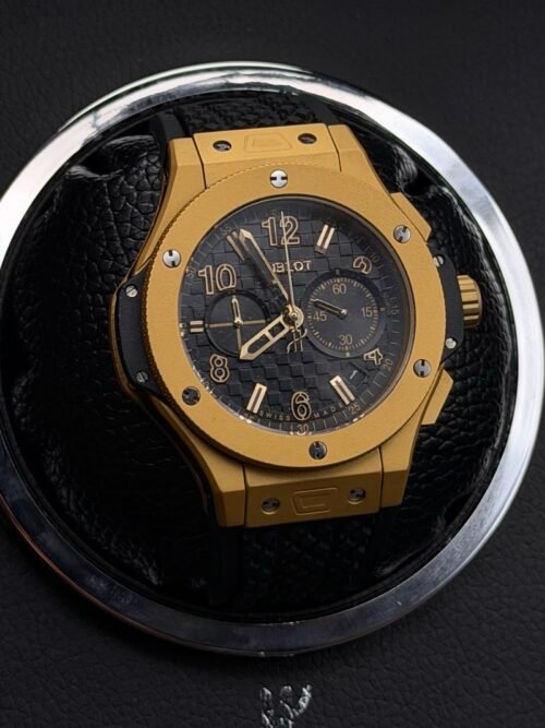 Hublot — cronógrafo con esfera negra texturizada, caja dorada mate y correa de caucho negra