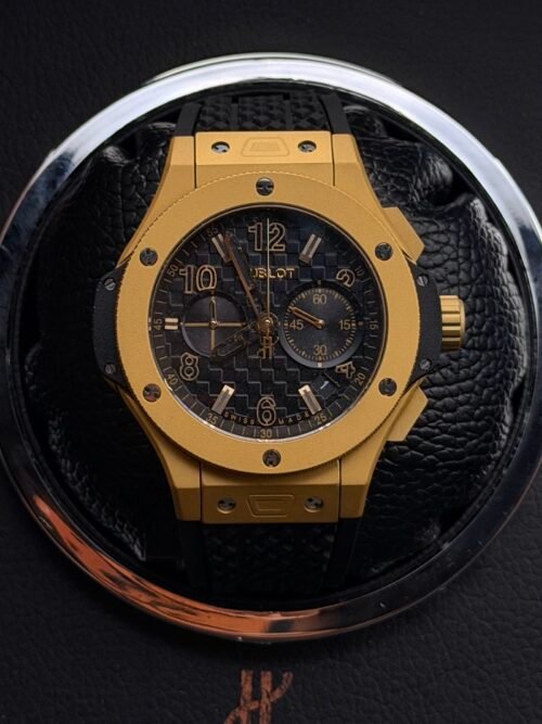 Hublot — cronógrafo con esfera negra texturizada, caja dorada mate y correa de caucho negra