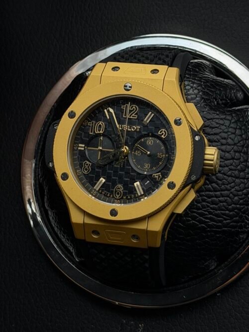 Hublot — cronógrafo con esfera negra texturizada, caja dorada mate y correa de caucho negra