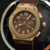 Hublot — cronógrafo con esfera marrón, caja oro rosa y correa de caucho marrón