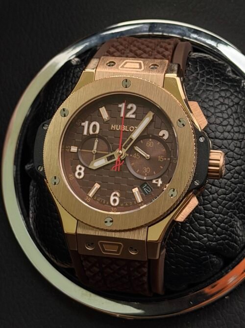 Hublot — cronógrafo con esfera marrón, caja oro rosa y correa de caucho marrón