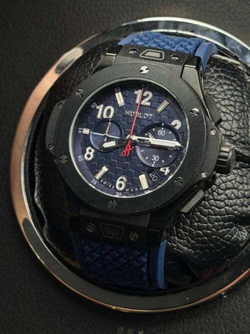 Hublot — cronógrafo con esfera azul, caja negra y correa de caucho azul