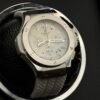 Hublot — cronógrafo con esfera plateada, caja de acero y correa de caucho gris