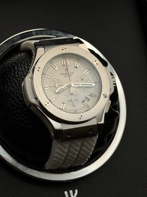 Hublot — cronógrafo con esfera plateada, caja de acero y correa de caucho gris