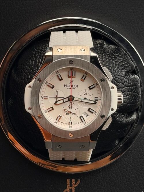 Hublot — cronógrafo con esfera blanca, caja de acero y correa de caucho blanca