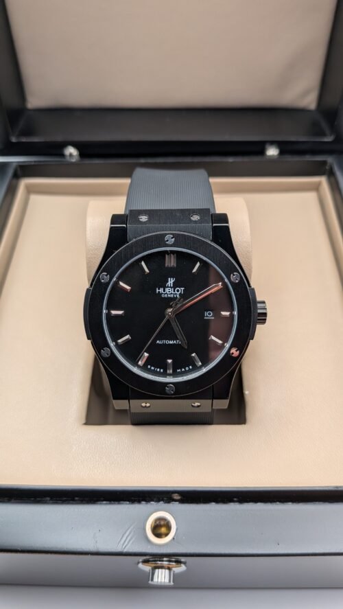 Hublot — esfera negra, caja negra y correa de caucho negra