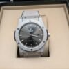 Hublot — esfera gris, caja de acero y correa de caucho gris
