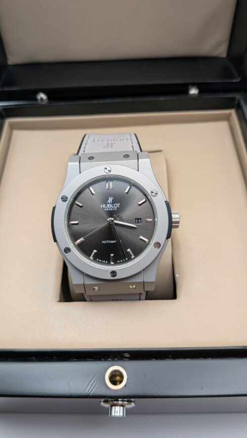 Hublot — esfera gris, caja de acero y correa de caucho gris