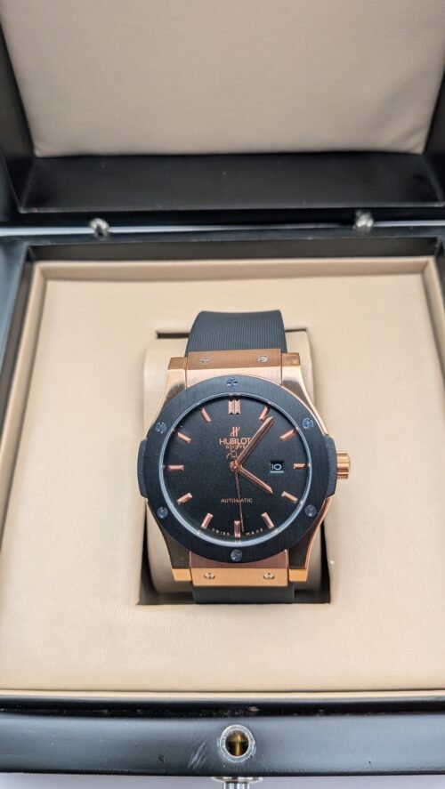Hublot — esfera negra, caja oro rosa con bisel negro y correa negra