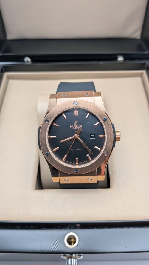 Hublot — esfera negra, caja oro rosa y correa de caucho negra