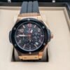 Hublot — cronógrafo con esfera de carbono, caja oro rosa, bisel negro y correa negra