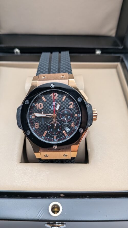 Hublot — cronógrafo con esfera de carbono, caja oro rosa, bisel negro y correa negra