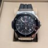 Hublot — cronógrafo con esfera de carbono, caja de acero, bisel negro y correa negra