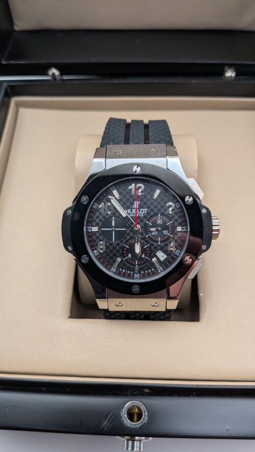 Hublot — cronógrafo con esfera de carbono, caja de acero, bisel negro y correa negra