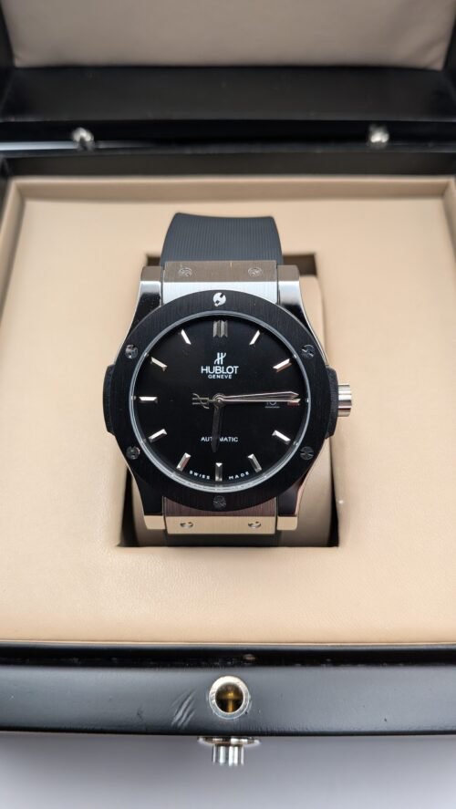 Hublot — esfera negra, caja de acero, bisel negro y correa de caucho negra