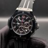 Hublot — cronógrafo negro con detalles rojos y correa de caucho negra con franja gris