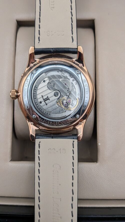 Jaeger-LeCoultre — esfera azul con reserva de marcha, caja oro rosa y correa de cuero negra