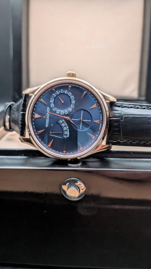 Jaeger-LeCoultre — esfera azul con reserva de marcha, caja oro rosa y correa de cuero negra
