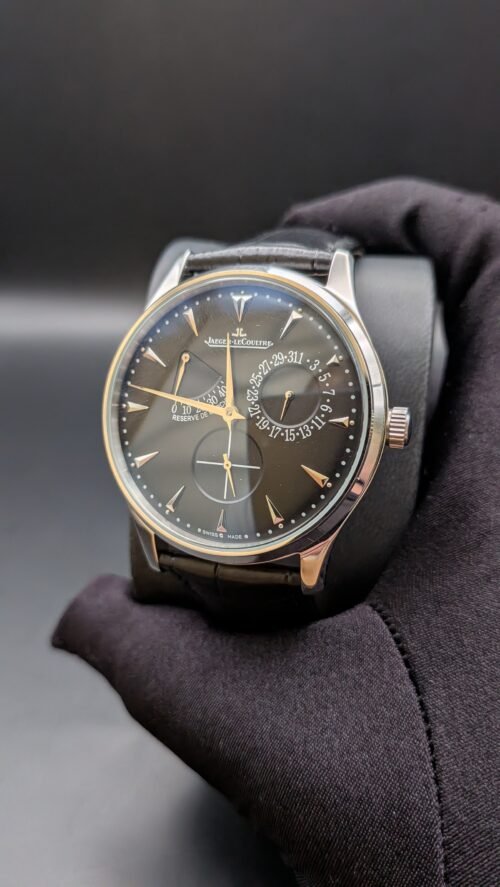 Jaeger-LeCoultre — esfera negra azulada con reserva de marcha, caja de acero y correa de cuero negra