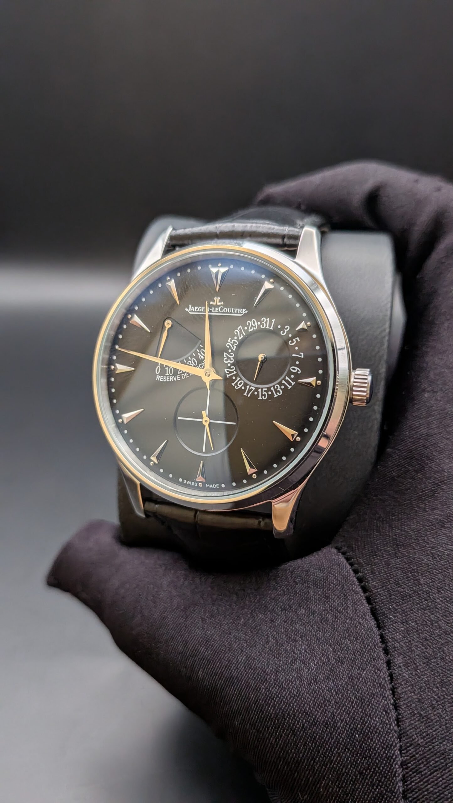 Jaeger-LeCoultre — esfera negra azulada con reserva de marcha, caja de acero y correa de cuero negra