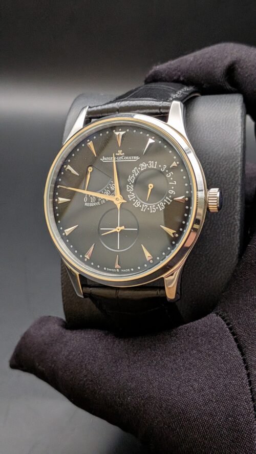 Jaeger-LeCoultre — esfera negra azulada con reserva de marcha, caja de acero y correa de cuero negra