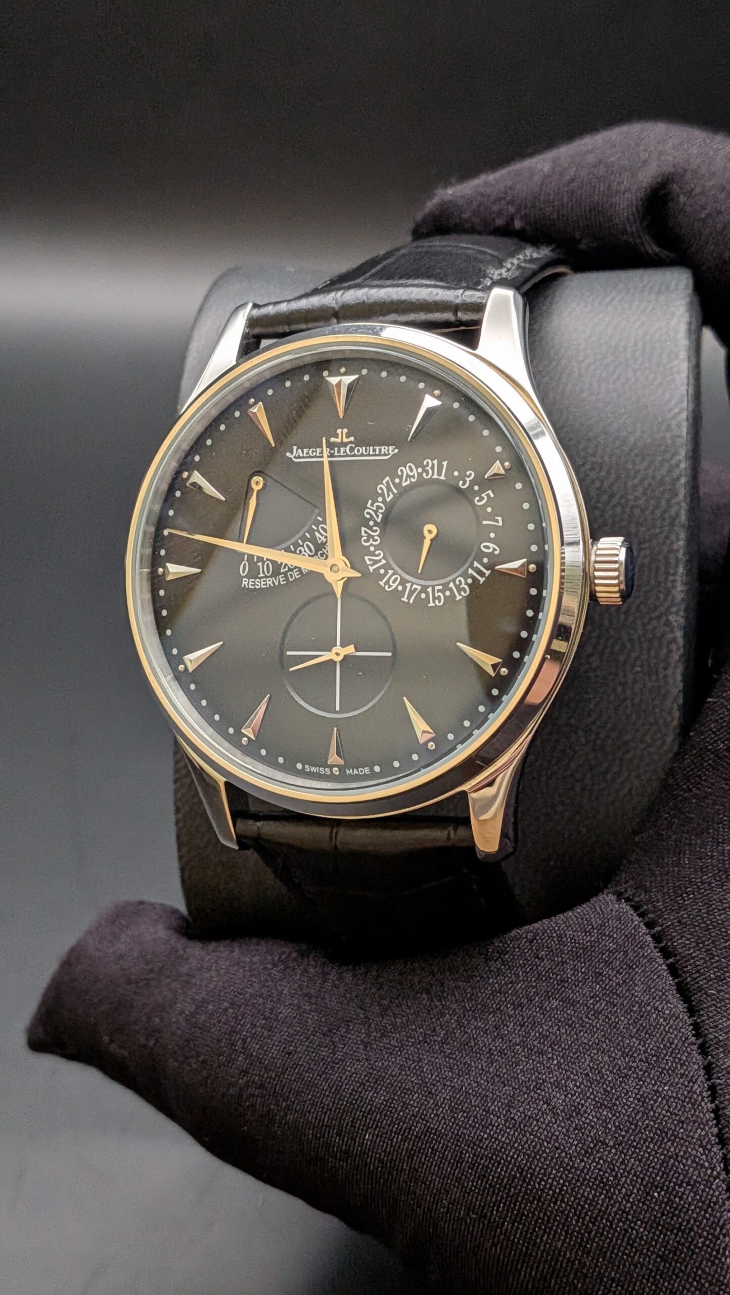 Jaeger-LeCoultre — esfera negra azulada con reserva de marcha, caja de acero y correa de cuero negra