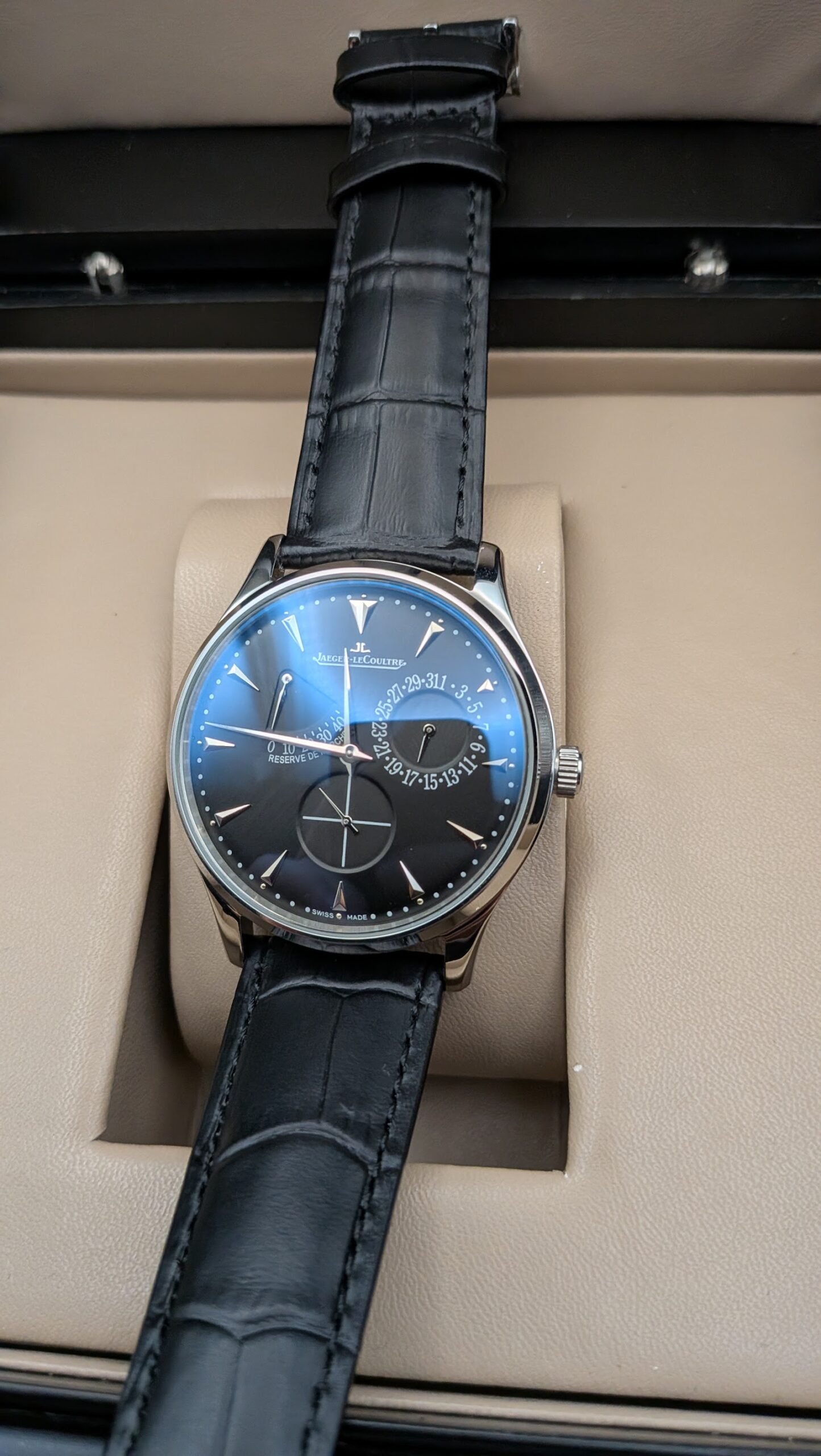 Jaeger-LeCoultre — esfera negra azulada con reserva de marcha, caja de acero y correa de cuero negra