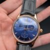 Jaeger-LeCoultre — esfera azul con reserva de marcha, caja oro rosa y correa de cuero negra en mano