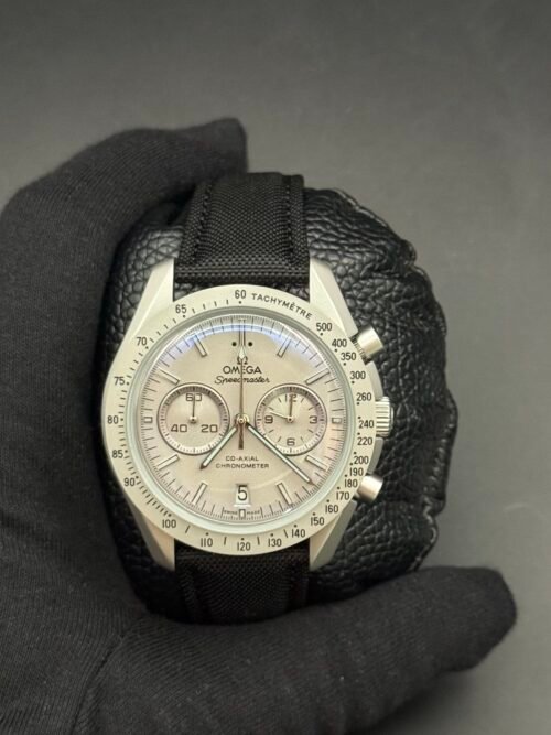 Omega — cronógrafo con esfera gris, caja gris y correa de tela negra