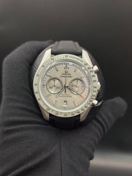 Omega — cronógrafo con esfera gris, caja gris y correa de tela negra