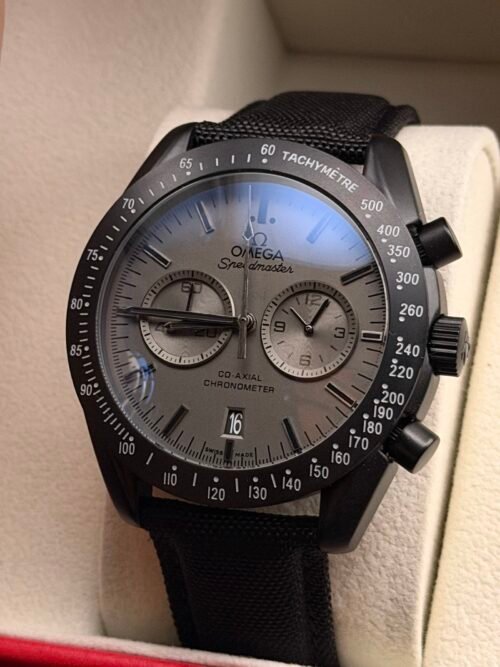 Omega — cronógrafo con esfera gris, caja de cerámica negra y correa de tela negra