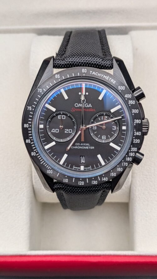 Omega — cronógrafo con esfera negra y detalles naranjas, caja de cerámica negra y correa negra