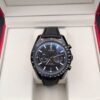 Omega — cronógrafo con esfera negra y detalles naranjas, caja de cerámica negra y correa negra