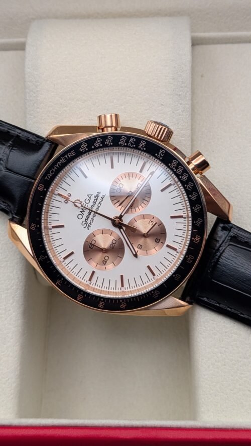 Omega — cronógrafo con esfera blanca y subesferas oro rosa, caja oro rosa y correa de cuero negra