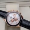 Omega — cronógrafo con esfera blanca y subesferas oro rosa, caja oro rosa y correa de cuero negra