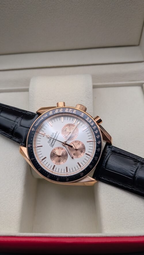 Omega — cronógrafo con esfera blanca y subesferas oro rosa, caja oro rosa y correa de cuero negra