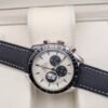Omega — cronógrafo con esfera blanca y subesferas negras, caja de acero y correa de tela negra