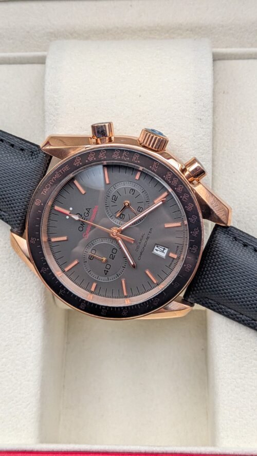 Omega — cronógrafo con esfera gris, caja oro rosa y correa de tela negra
