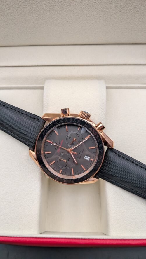 Omega — cronógrafo con esfera gris, caja oro rosa y correa de tela negra