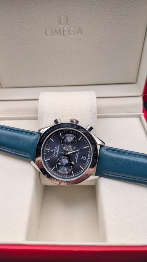 Omega — cronógrafo con esfera azul, caja de acero y correa de cuero azul petróleo