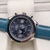 Omega — cronógrafo con esfera azul, caja de acero y correa de cuero azul petróleo