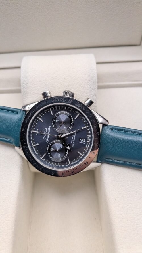Omega — cronógrafo con esfera azul, caja de acero y correa de cuero azul petróleo